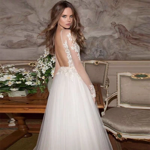 Robe de mariée élégante à manches longues en dentelle avec dos nu et jupe en tulle multicouche