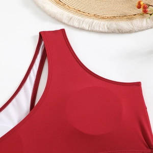 Détails d'un maillot de bain rouge avec coutures renforcées et coussinets de poitrine intégrés