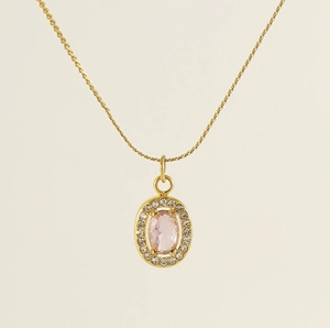 Dettaglio della collana d'oro con ciondolo in zircone ovale rosa e halo di diamanti