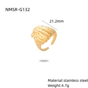 Macro shot of gold shell ring showing 21.2mm size, 4.7g weight and stainless steel texture