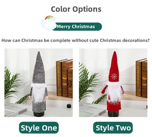 Detailansicht der roten und grauen Weinflaschenhüllen als Weihnachtswichtel mit Stickerei