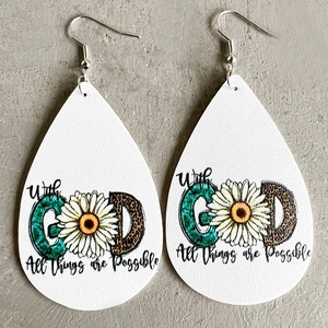 Dettaglio di orecchini a goccia in pelle con girasole, stampa leopardata e citazione