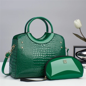 Borsa a mano in pelle verniciata goffrata serpente verde smeraldo con pochette coordinata