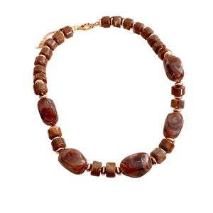 Collier vintage en perles acryliques marbrées brunes avec entretoises en métal doré
