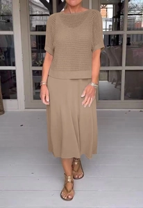 Dettaglio completo di set in maglia kaki con top a rete traforato e gonna midi