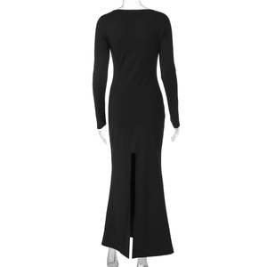 Détail d'une robe longue noire ajustée à manches longues avec fente élégante au dos