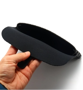 Détail de l'étui à lunettes tressé en cuir noir avec doublure douce et bouton pression