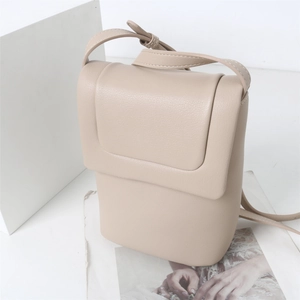 Vue détaillée du sac à téléphone en similicuir beige doux avec bandoulière réglable
