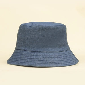 Détail du chapeau bob en denim bleu foncé avec coutures parallèles sur le bord
