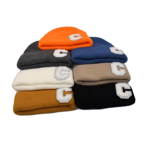 Collection de bonnets en tricot avec écusson lettre C en diverses couleurs décontractées