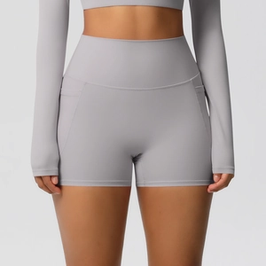Gros plan du short de yoga à taille haute avec poche latérale et tissu brossé lisse