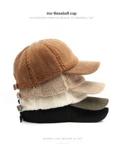Détail de casquettes de baseball en polaire et velours côtelé empilées verticalement