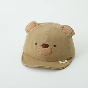 Dettaglio del cappellino per neonati in cotone con orecchie da orso 3D e ricamo