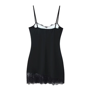 Elegante abito nero sottoveste aderente con bordo in pizzo e finitura in tessuto lucido