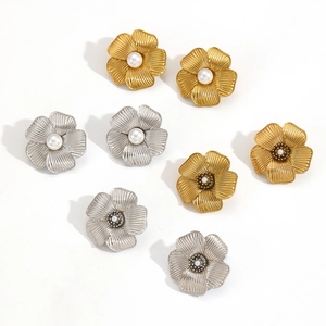 Orecchini a fiore 3D in acciaio inossidabile con perle e texture in metallo spazzolato
