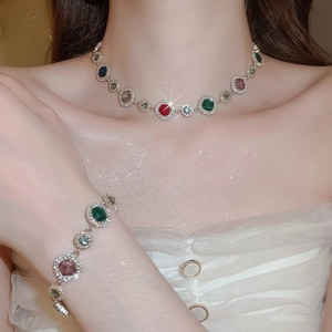 Elegantes Halsketten- und Armbandset mit bunten Edelsteinen, getragen von einem Modell