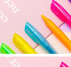 Detail-Makroaufnahme von fünf Pastell-Textmarkern mit Keilspitze in diagonaler Anordnung