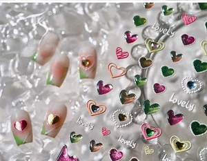 Détail macro de stickers à ongles 3D avec motifs de cœurs colorés et relief métallique