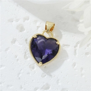 Elegante ciondolo a cuore placcato oro 14K con grande pietra di zircone viola sfaccettata