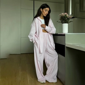 Ensemble décontracté deux pièces rose rayé pour femme avec chemise et pantalon fluide