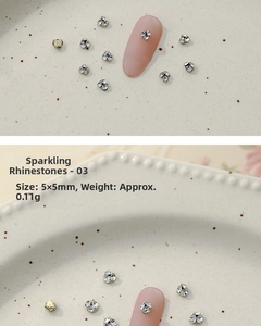 Gros plan de strass pour ongles 5x5mm brillants sur capsules de manucure