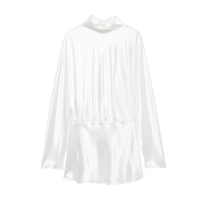 Elegante abito in raso bianco a maniche lunghe con collo alto e pieghe in vita chic