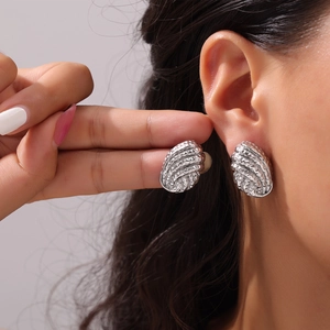 Boucles d'oreilles géométriques irrégulières en acier titane argenté sur modèle