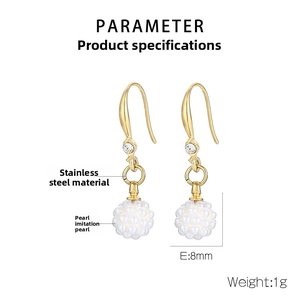 Vue détaillée des boucles d'oreilles perles 8mm avec strass sur acier doré
