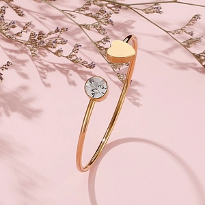Bracciale rigido aperto a cuore in oro rosa minimalista con zirconia cubica lucida