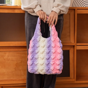 Détail de la texture popcorn bouffante et dégradé macaron sur le grand sac cabas