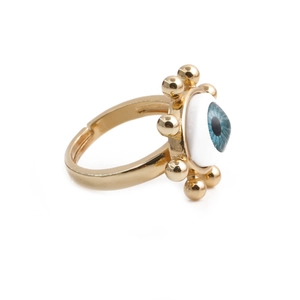 Detailaufnahme des goldenen Ringes mit blauem Zirkonia-Auge und feinen Goldperlen