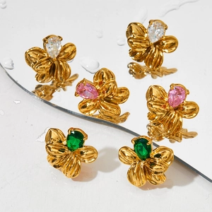Boucles d'oreilles fleurs dorées serties de zircons en rose, vert et blanc