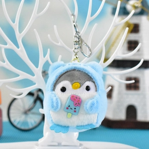 Detailaufnahme eines süßen Pinguin-Plüsch-Schlüsselanhängers mit blauer Kapuze und Eis