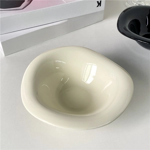 Ciotola per insalata in ceramica color crema nordica con bordi ondulati per arredamento