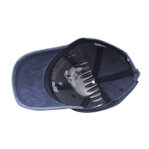 Vue intérieure de la casquette en coton bleu marine avec bandeau et boucle métallique