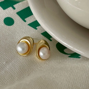 Elegant 925 sterling silver freshwater pearl stud earrings with gold oval base design