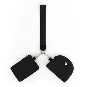 Dettaglio del set borsa trapuntata nera con porta carte e portamonete con cordino