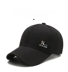 Détail de la casquette de baseball noire avec logo R SPORT et coutures visière