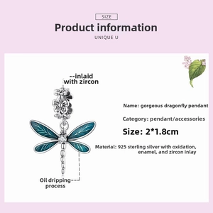 Détail du pendentif libellule en argent 925 avec ailes en émail bleu et oxydes de zirconium