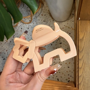 Eleganter aprikosenfarbener Haarklammer mit goldenem Barrette La France Logo