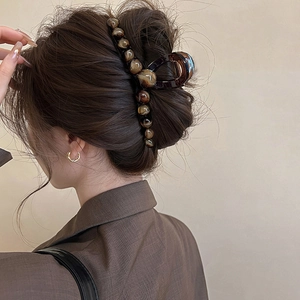 Pinza per capelli effetto marmo ambrato sfumato per donna con acconciatura elegante