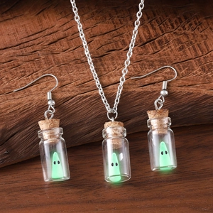 Leuchtendes Geist Halsketten und Ohrring Set in Glasflaschen mit grünem Glühen