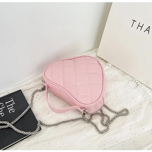 Dettaglio della borsa in pelle trapuntata rosa a forma di cuore con catena d'argento