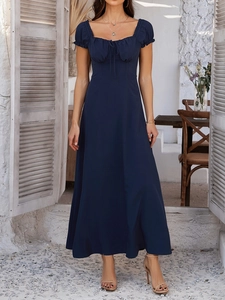 Detail der eleganten Puffärmel und des geschnürten Herz-Ausschnitts am blauen Maxikleid