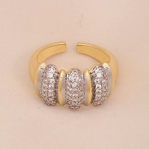 Vue détaillée d'une bague ajustable dorée avec trois rangées de micro-zircons