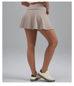 Achteraanzicht van een beige A-lijn sportrok met hoge taille en functionele stof