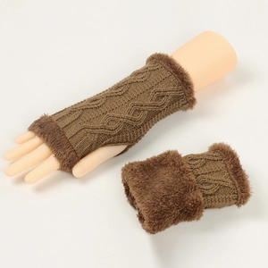 Détail de mitaines en tricot marron café avec bordure en fausse fourrure pelucheuse