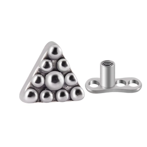 Makroaufnahme von dreieckigem Piercingschmuck aus Edelstahl mit Dermal-Basis