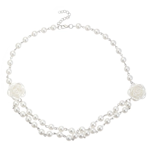 Vue détaillée du collier double rang en perles nacrées avec roses 3D et chaîne métallique