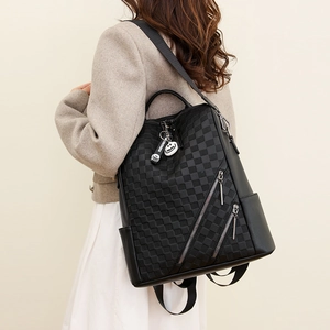 Zaino porta PC da donna in pelle nera a scacchi con tasche multiple e ciondolo decorativo